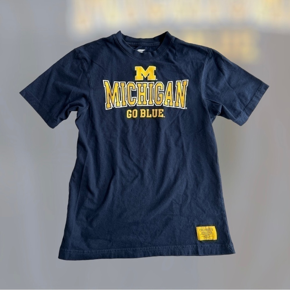Colosseum unisex Michigan t shirt size M